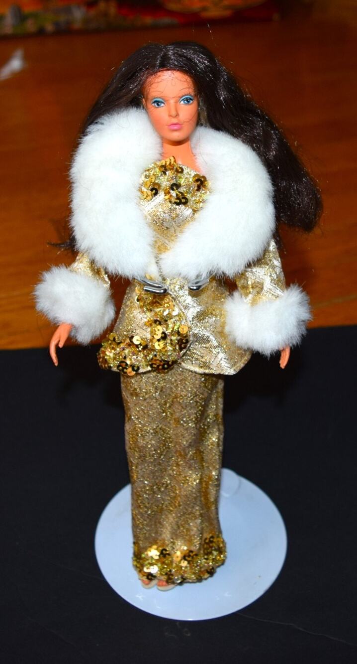Vtg 1975 Barbie Gold Gown Evening Dress Doll Rare-rotating scalp blond brunette